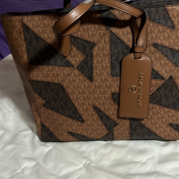 Michael Kors - Picture 2 of 3